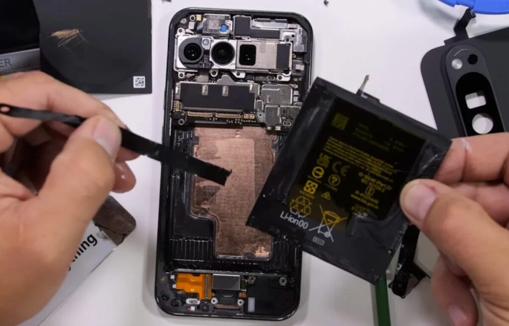 Google brevetta un sistema di batteria sostituibile per i Pixel: addio alla colla, grazie all’UE