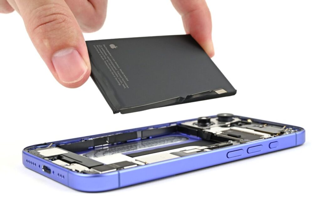 UE obbliga i produttori: dal 2027 la batteria degli smartphone si cambia a casa