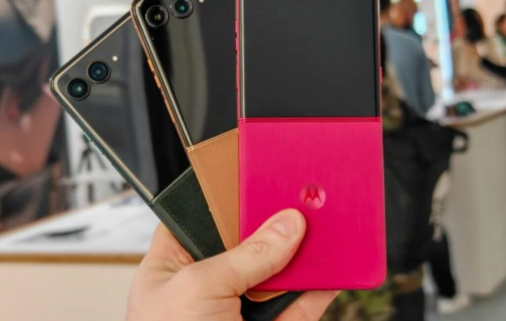 Motorola Razr 2026: lancio anticipato al 29 aprile, violetto protagonista del design