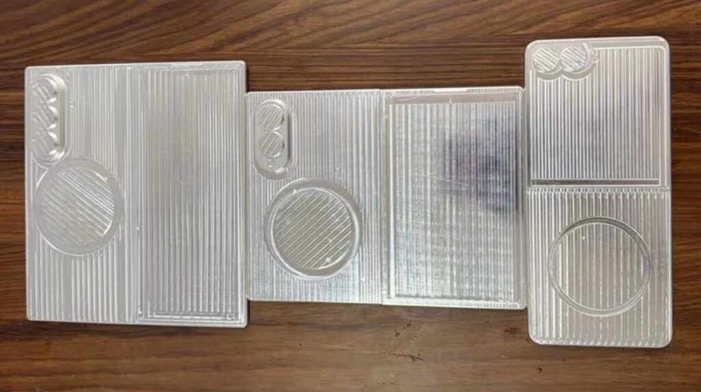 Galaxy Z Fold 8, Flip 8 e il nuovo Wide: dummy leaked e possibile ricarica magnetica