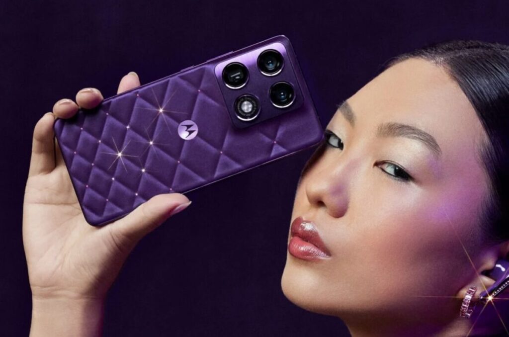 Motorola Signature: arriva la colorazione “House of Moto Indigo” firmata PANTONE