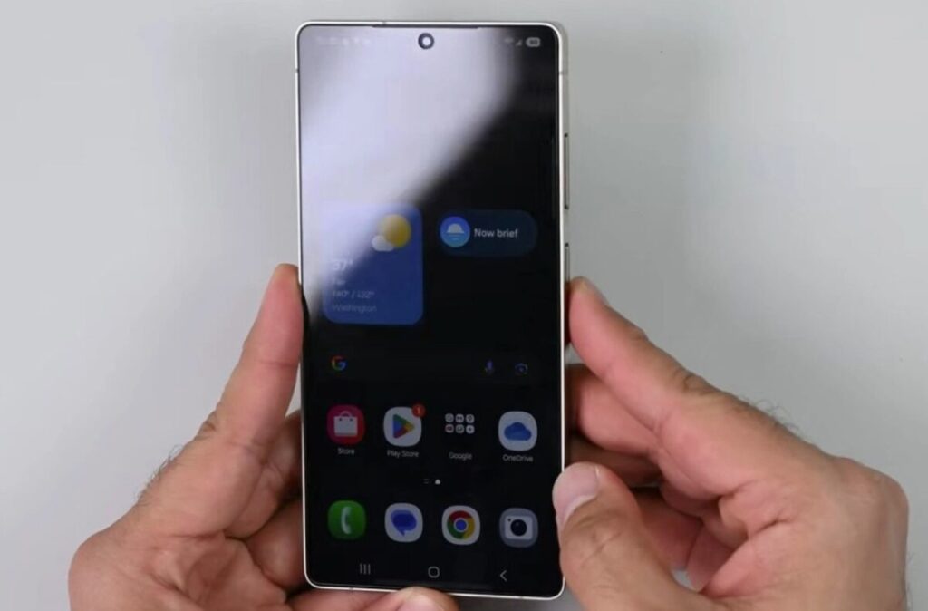 Galaxy S27 con display OLED cinesi? Samsung valuta il taglio dei costi sui pannelli