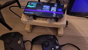 Un Pixel 8 guasto torna in vita come mini console da gioco fai-da-te