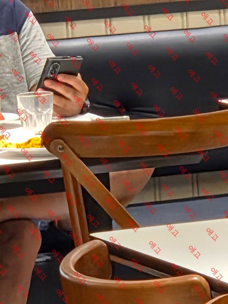Galaxy Z Fold 8 avvistato dal vivo: corpo più largo e design rinnovato