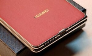 Huawei studia uno smartphone pieghevole verticale a tre pannelli: il futuro dei foldable si fa più strano