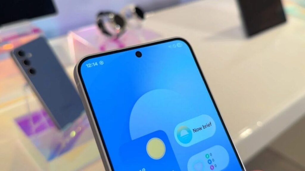 Galaxy S27 Pro e Ultra, la fotocamera anteriore cambia dopo 4 anni: in arrivo un sensore da 16MP