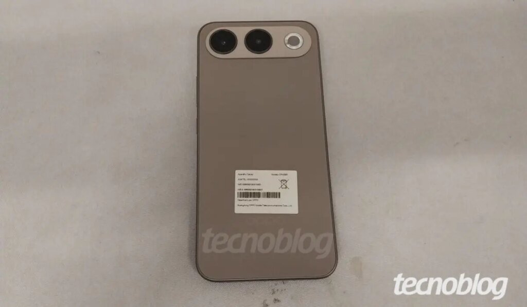 OPPO A7 Pro: spuntano le prime immagini reali e una batteria monstre da 8.000 mAh