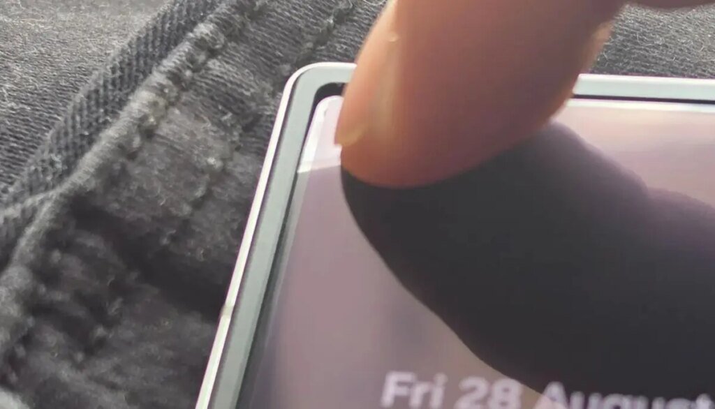 Galaxy Z Fold 8, alcuni utenti segnalano un cedimento agli angoli del display pieghevole