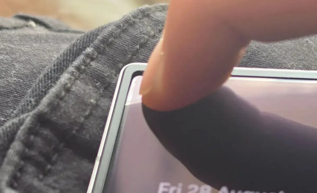 Galaxy Z Fold 8, gli angoli del display che “affondano” non sono un difetto: la spiegazione di Samsung