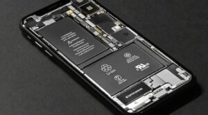 Batterie in acciaio e celle impilate: la strada cinese verso smartphone da 10.000 mAh
