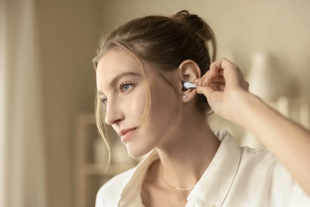 Samsung svela Galaxy Buds On, i primi auricolari a clip del marchio