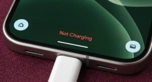 Lo smartphone non si carica più bene? Prova a pulire la porta USB-C prima di portarlo in assistenza